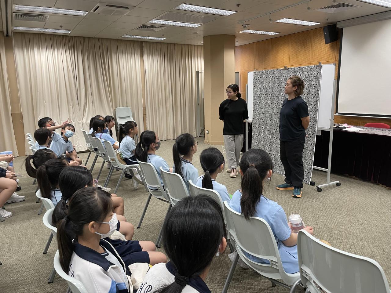 參觀公共圖書館